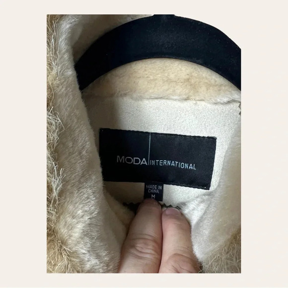 Moda INTERNATIONAL FAUX FUR AND FAUX SUEDE LONG COAT SIZE MEDIUM BEIGE BUTTONS - Picture 3 of 11